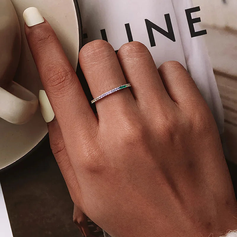 Rainbow Shine – Filigraner Damenring mit Zirkon