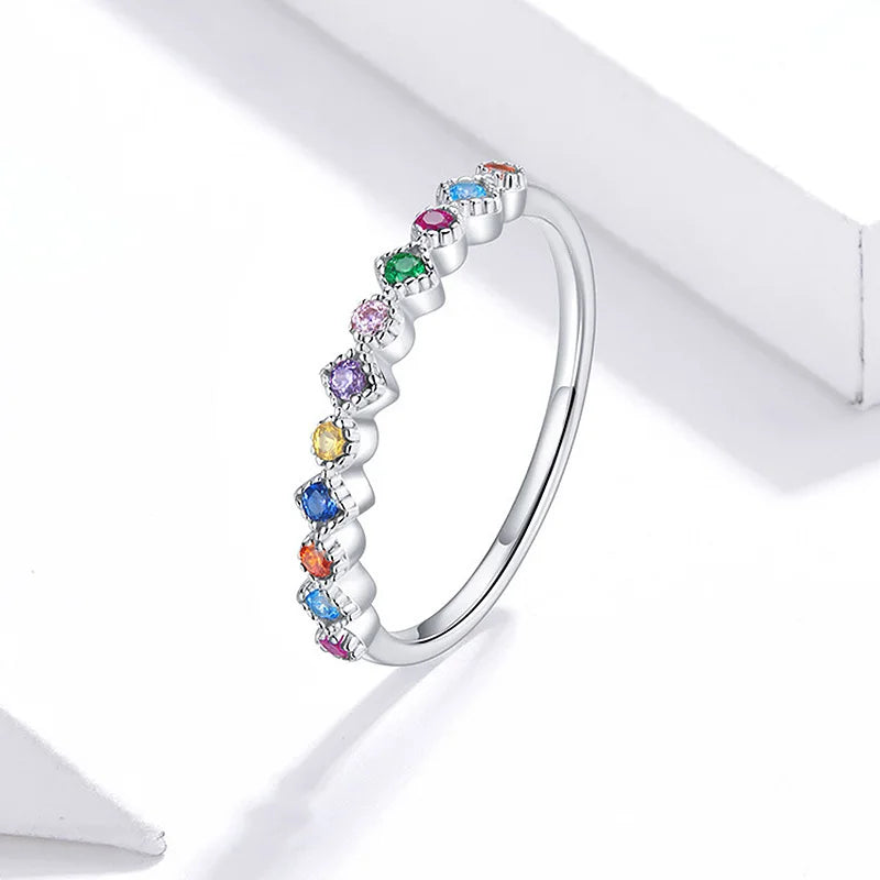 Rainbow Shine – Filigraner Damenring mit Zirkon
