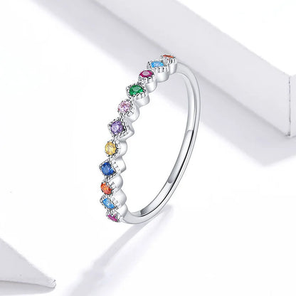 Rainbow Shine – Filigraner Damenring mit Zirkon